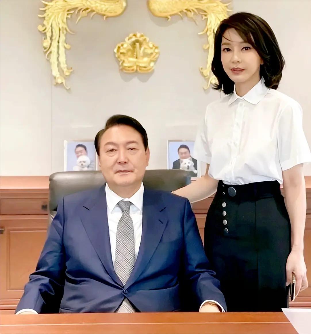 据有关消息，韩国检方要求判处前总统尹锡悦死刑！如果尹锡悦被处死，那他那个漂亮老婆