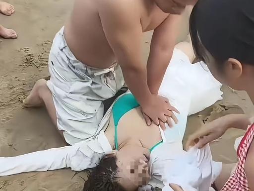 4月27日海南一名女子不幸溺水被救上岸时，早已脸色发紫、失去意识，情况万分危急，