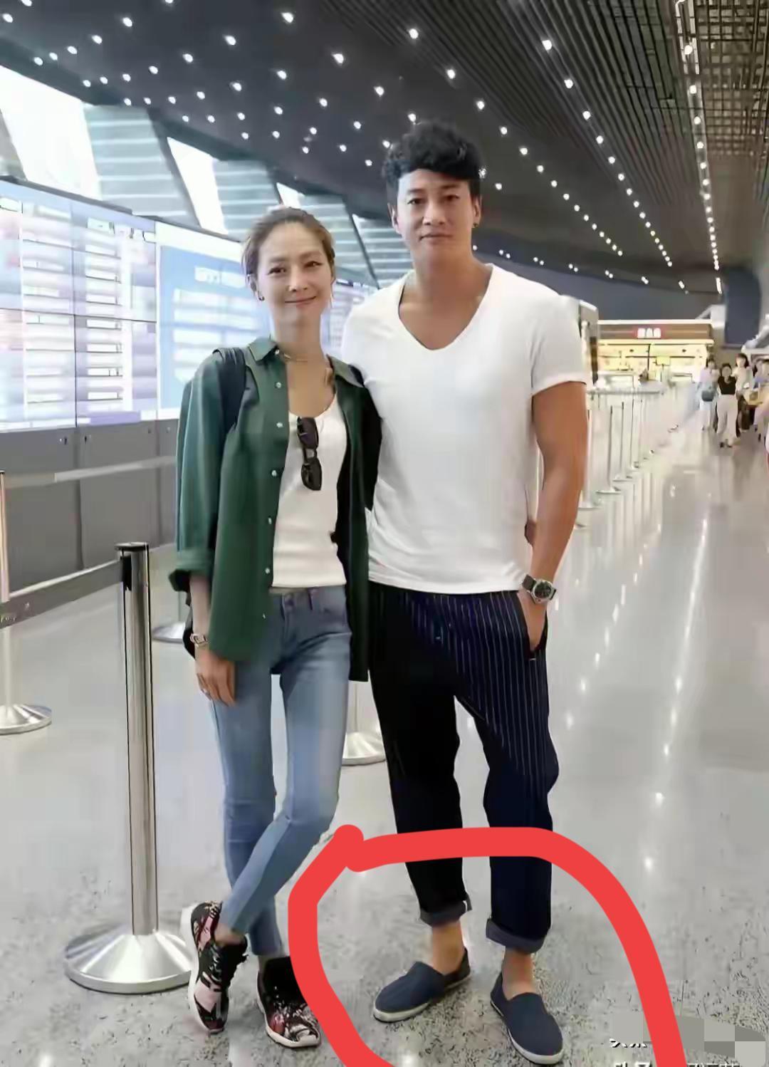 何润东真低调，这么大的明星穿布鞋出门