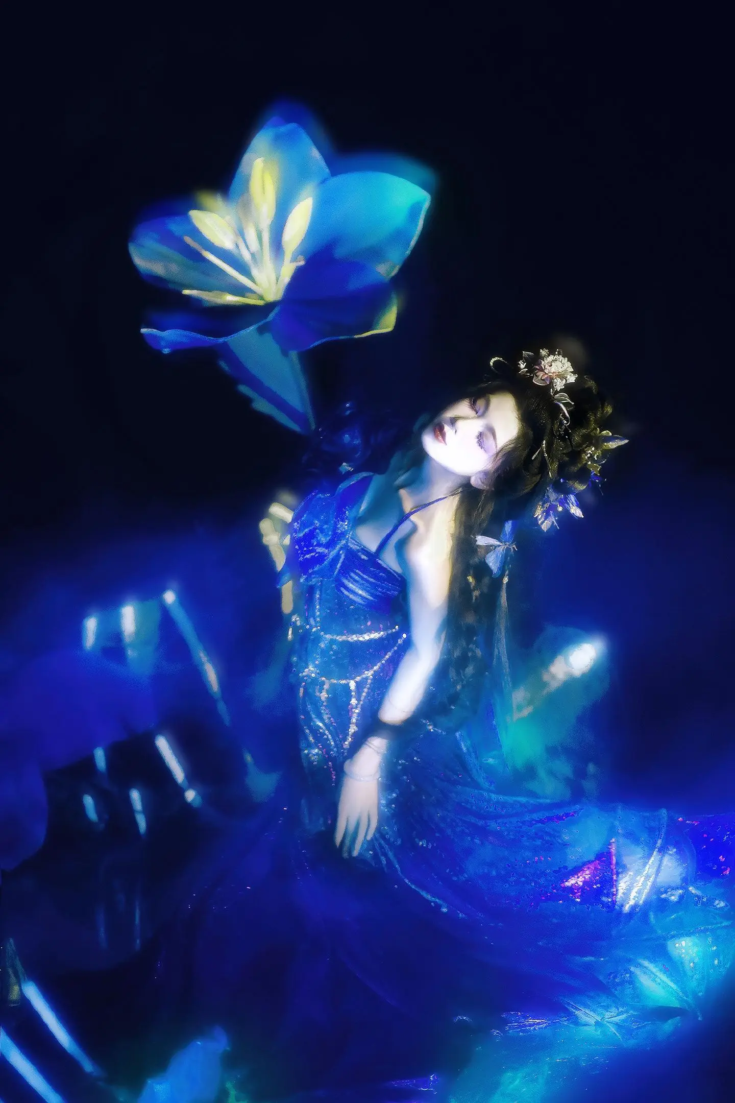 “不明白的是，为何人们相互蔑视，却又互相奉承。”