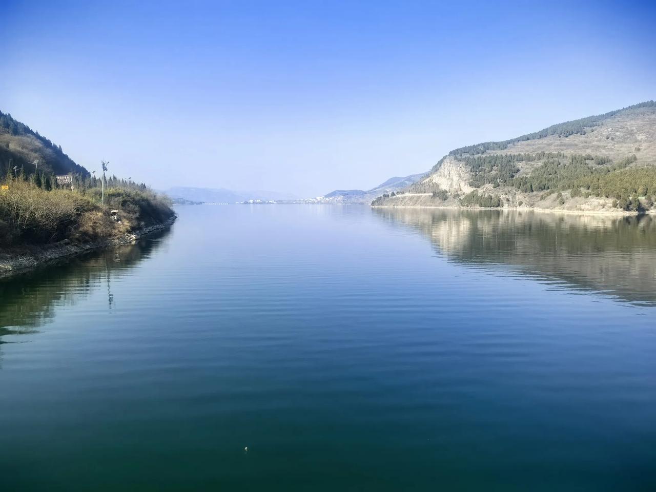 邂逅锦绣山水库，寻得人间清欢。这一刻，内心终于归于平静，山色静谧无争，水色安然无