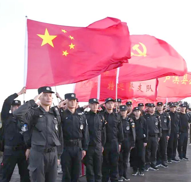 有网友称：辅警又不是警察，没有必要那么拼！

这你就不懂了吧，辅警自穿上了这身制