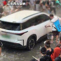 已经报警了！云南西双版纳，泼水节上，带头拉开车门+后备箱这俩人，闯大祸了！车主说
