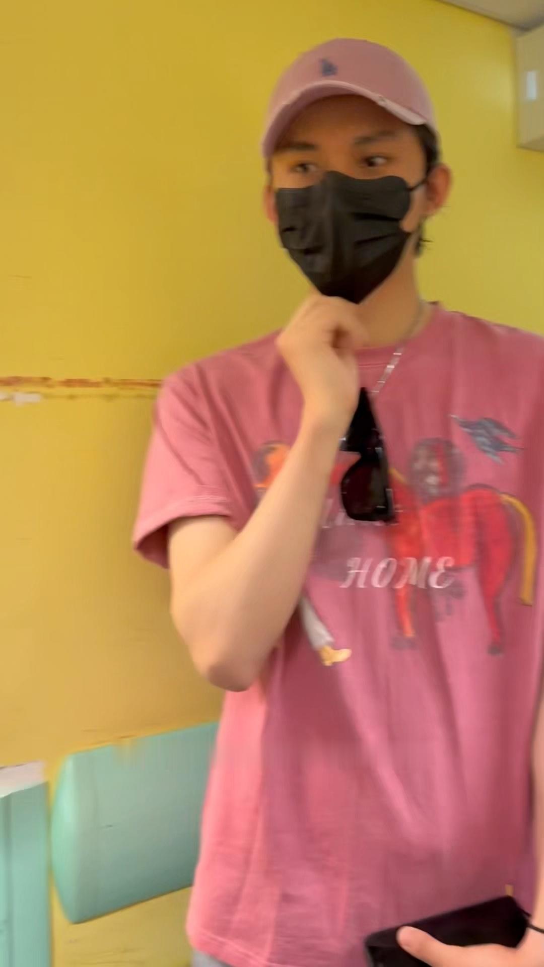 许伟健：吃吃吃吃屁火锅，每次来香港都吃这家，劳资这次就是要投烧烤一票！ 