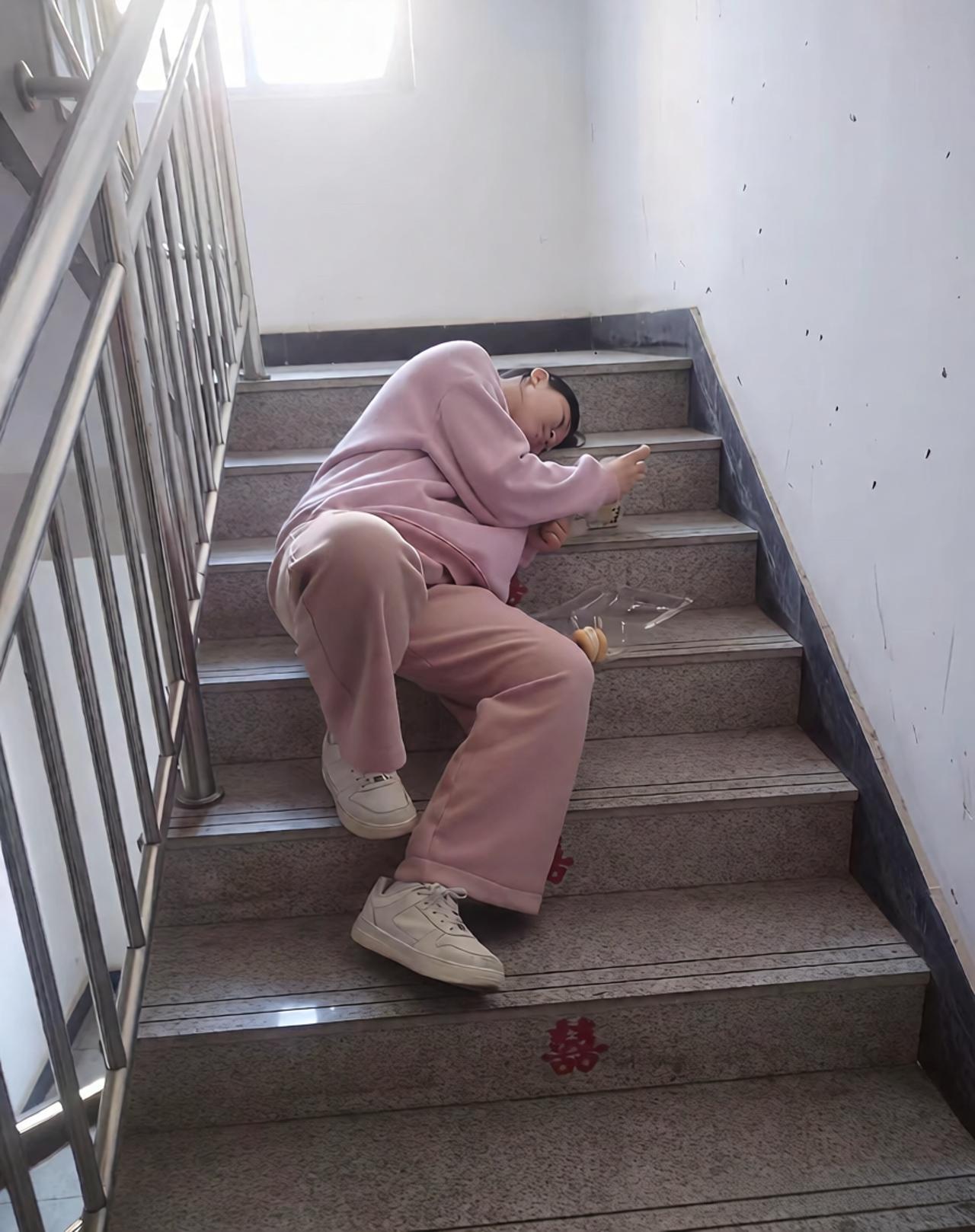 她离家出走后就一直在楼上呆着
