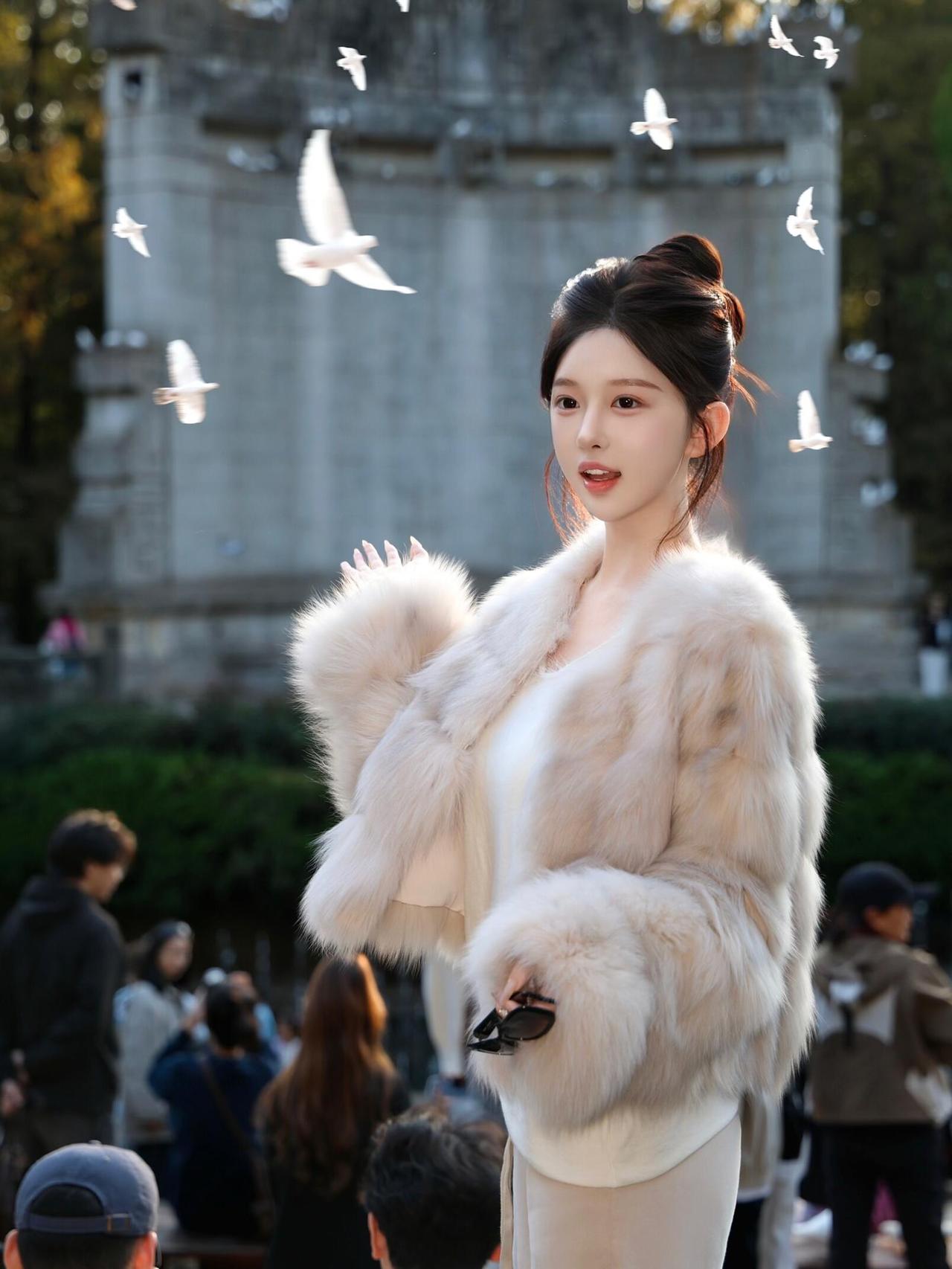 没想到技术很不错  会避开人群很会找角度 鸽子也可以帮忙p