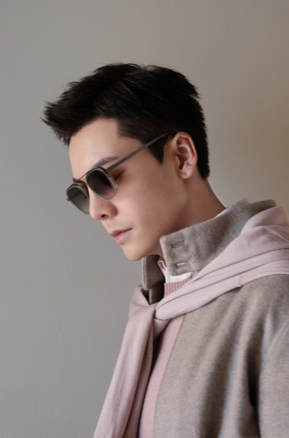 陈伟霆在意大利分享了一组老钱风穿搭，据《现在就出发3》剧透发现，他穿着这套衣服在