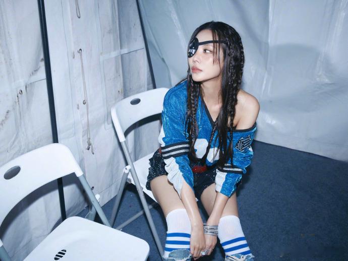 王霏霏独眼妆造王霏霏麦粒肿眼罩妆造 果然是咱们的女王，王霏霏麦粒肿眼罩妆造在舞台