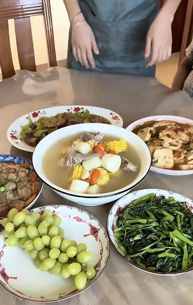家里正上大二女儿，暑假期间不想出去打工，又想挣点零花钱，盯上了家里一家四口的伙食