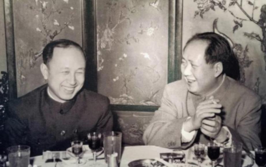 1956年，钱学森参加国宴，可在宴会上竟然找不到自己的座位。就在钱学森尴尬时，毛