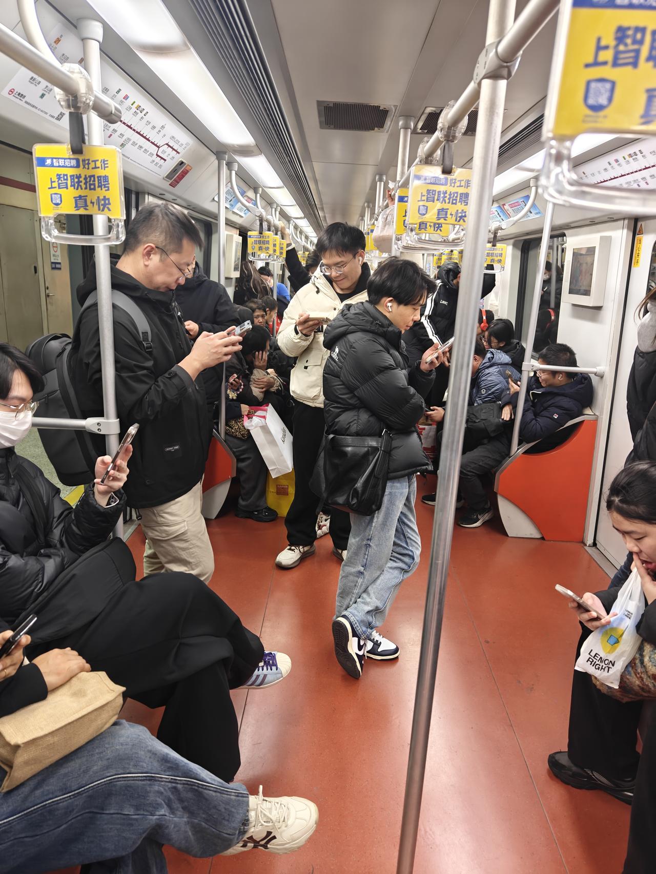 上海地铁突发情况！人命关天的事情！
前天晚上9时许，上海轨交2号线陆家嘴站突发状