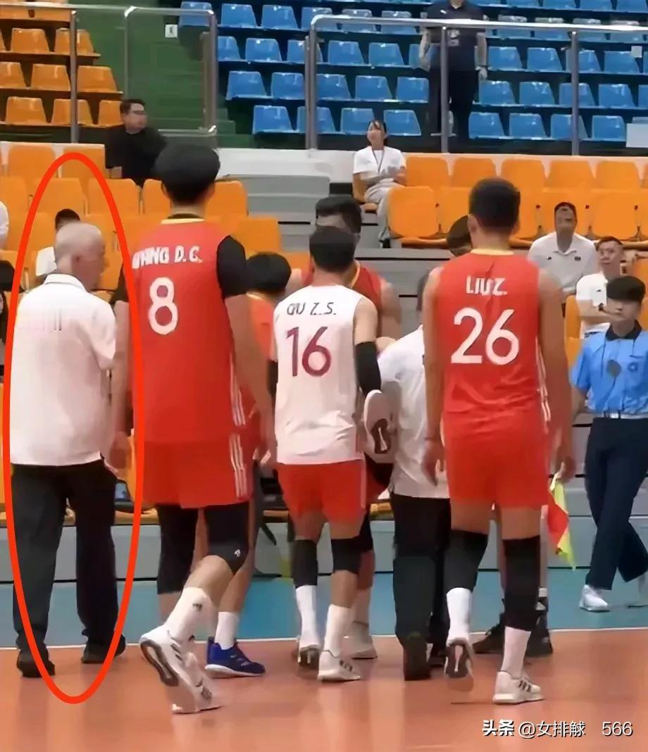 冰火两重天
       昨晚在韩国男排邀请赛中国队与巴西队的比赛中，首发出场的