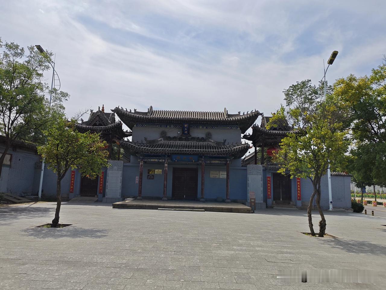 心底善良岁月安，
​为人厚道前路宽，
保持热爱​走天下，
​福泽绵长生活甜。