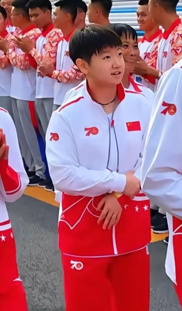 2019年10月1日，18岁的莎莎即将登上国庆花车，这是祖国给予她的最高礼遇，小