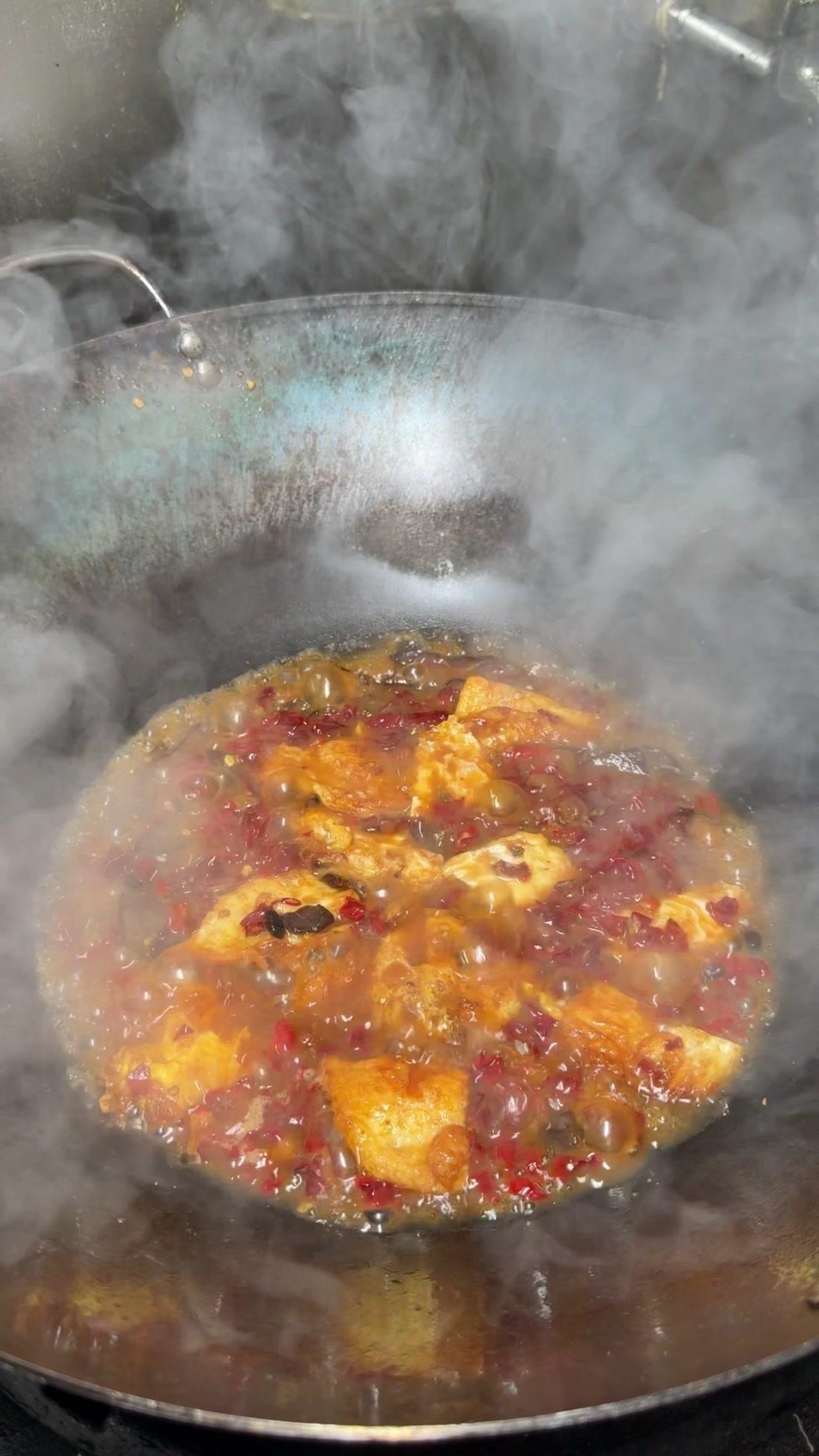 🍳天冷了就馋这口！腊牛肉焖荷包蛋暖身又暖胃，做法简单3步搞定！
1️⃣煎炒荷包