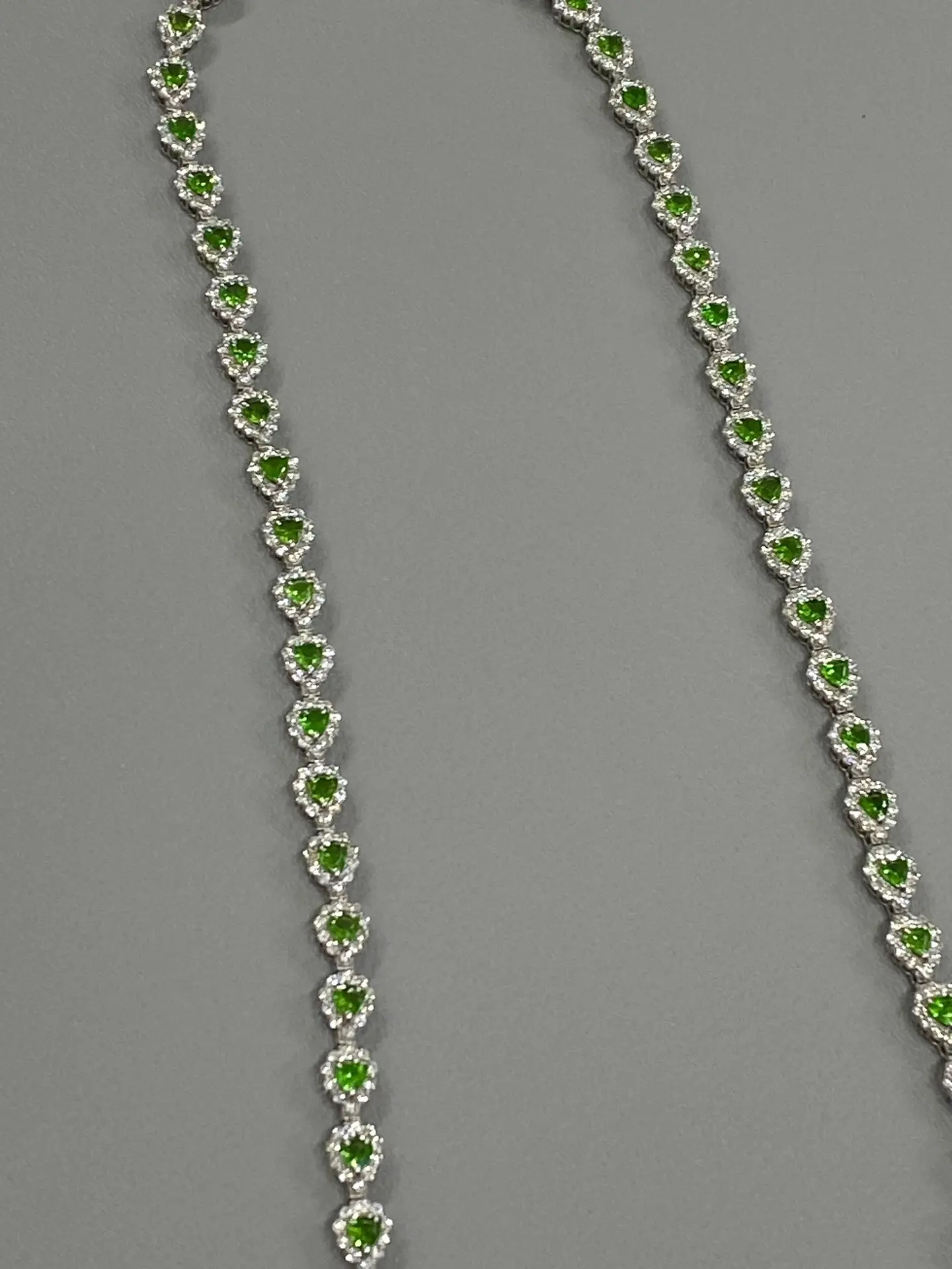 全网没看到一个用翠榴石做一整条项链的，用稀有宝石做套链真的太酷了，比祖...