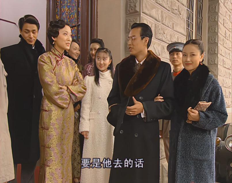 吴佩芳这套毛领大衣，显得她富贵温婉，让人仿佛穿越时光，看到了民国时期豪门少奶奶的