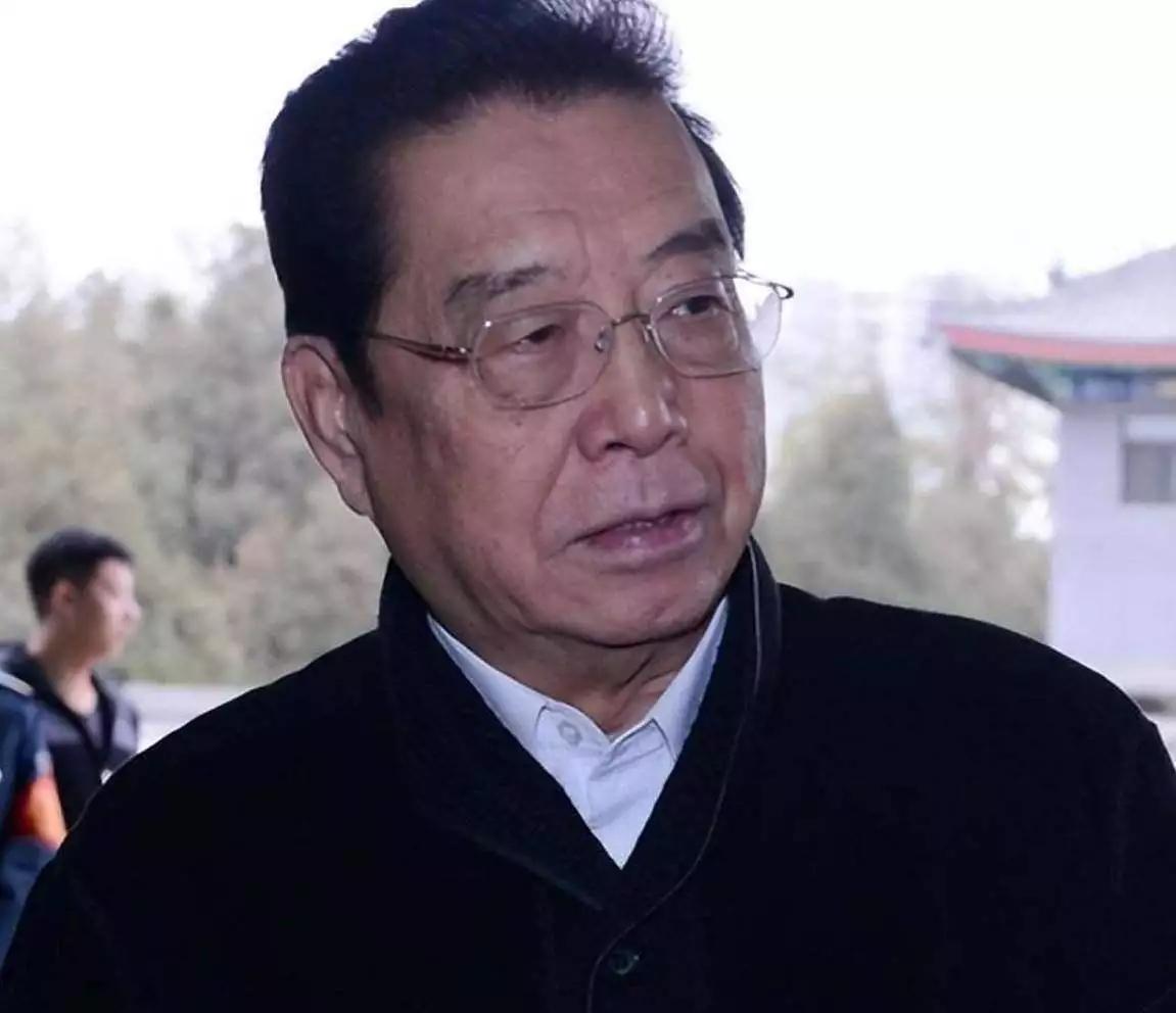 87岁李双江登台演出的一段视频，最近在网上传开，不少人看完心里五味杂陈。
 
曾
