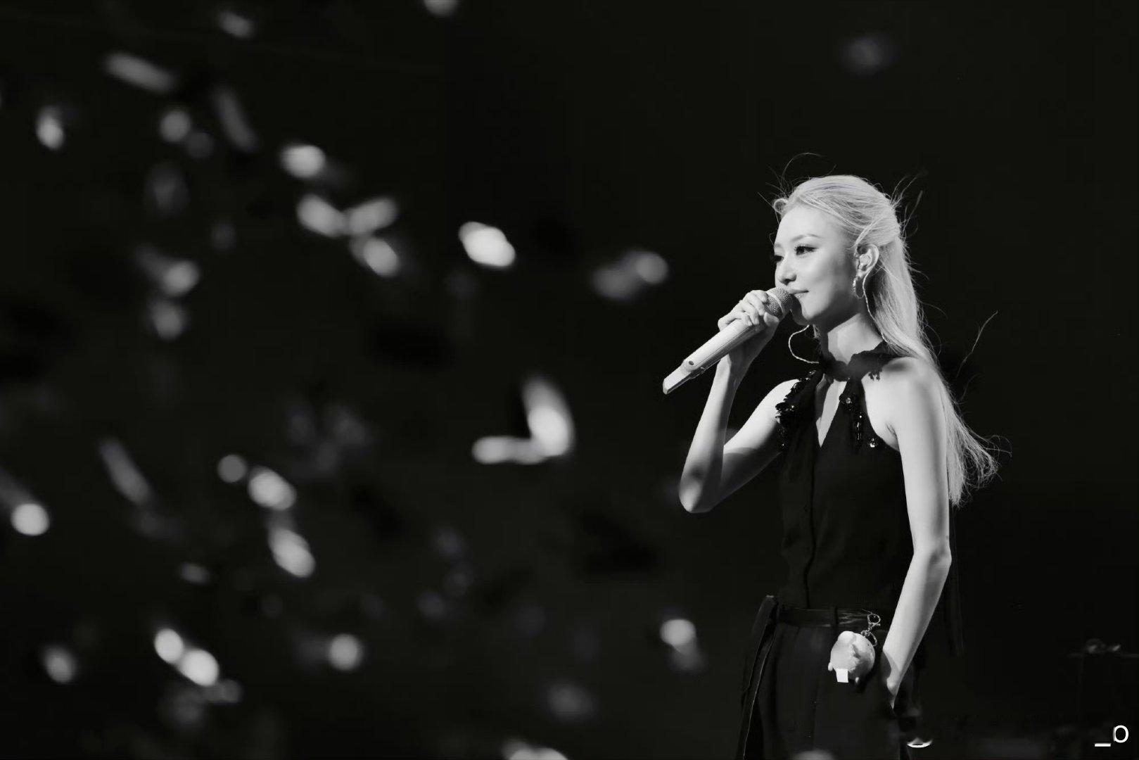 张鑫发现了上下班邪修法 今天是音乐节版张鑫，音乐节、巡演、新歌通通安排上了，事业