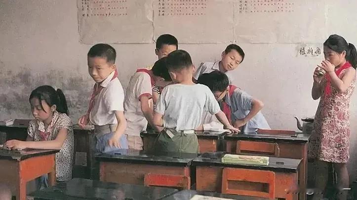 由于想念，故而见面，好久不见，我的学生们。耗费了数个小时乘车前往我昔日任教的小学