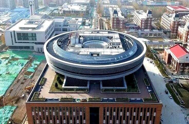 济南这所“空天信息大学”，来得是真突然。
别自欺欺人了，这根本不像普通高校，更像