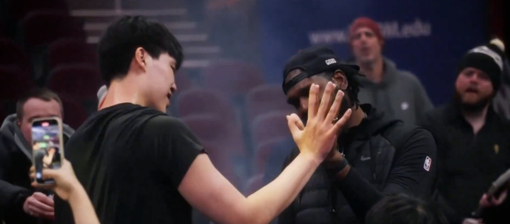 开拓者vs骑士 赛前瀚森还跟奥登比了比手大小，奥登真的挺可惜的，属于NBA里面一