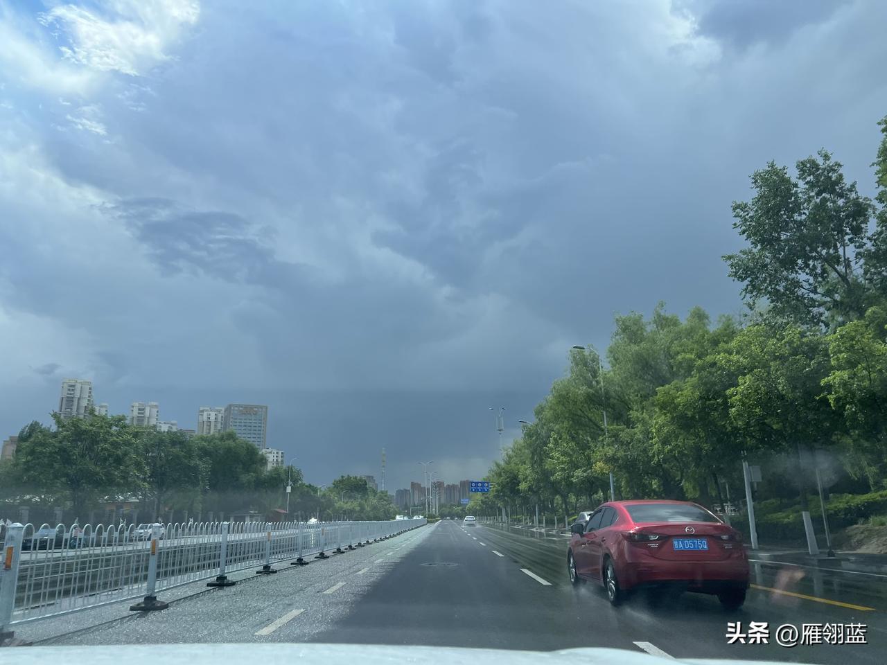 刚才兰州的天气还是雷声滚滚，打雷完以后就开始毛毛细雨再接着就是大的雨点开始掉落，