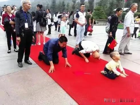 今天我看有人说这场面不是真心实意！

我可以这样说吧，我去过韶山，也亲眼见过这样