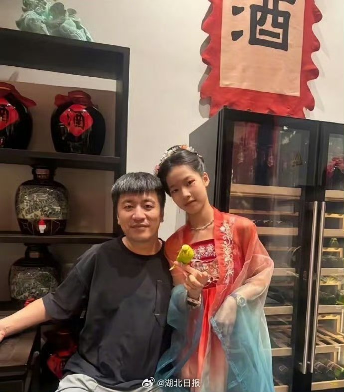 不行！看见孩子的话已经难过的不行……张雪峰女儿缅怀爸爸