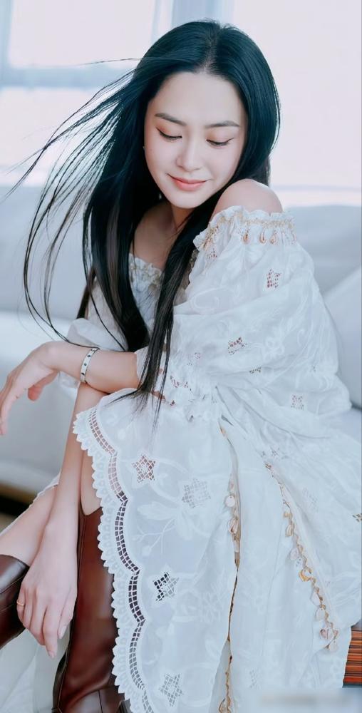 别再吹阿娇瘦成马甲线了，我扒了个圈内报价，她胖一斤，可能比你一年挣的都多。
 