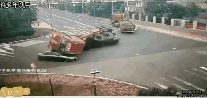 所有的问题都是不礼让造成的，慢也出问题，快也出问题，巧了就撞在一起了，很明显小车