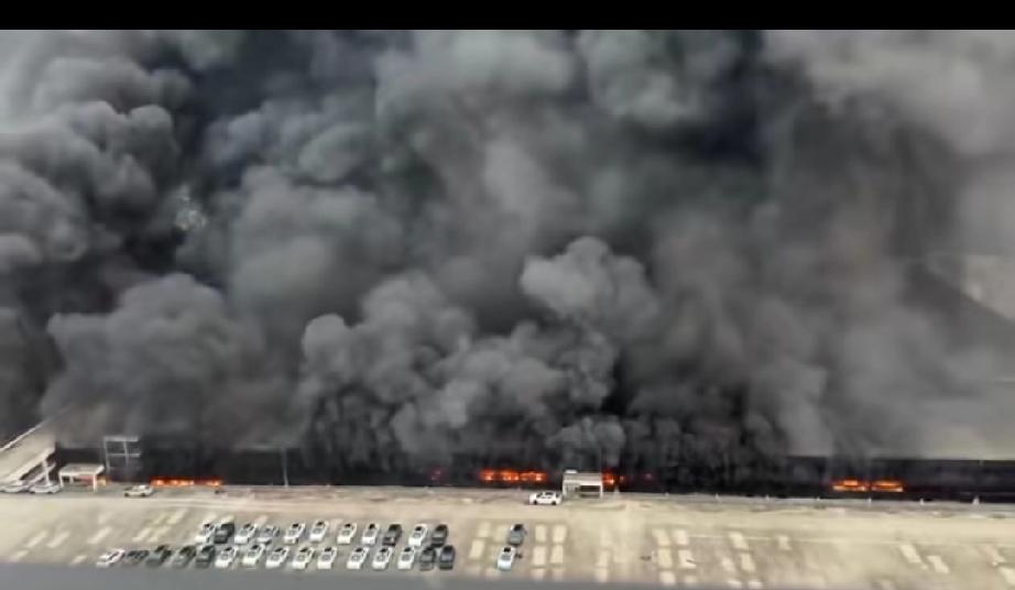 4月14号凌晨2点，深圳比亚迪车库燃起大火，浓烟滚滚，要是没人说的话，还以为是乌