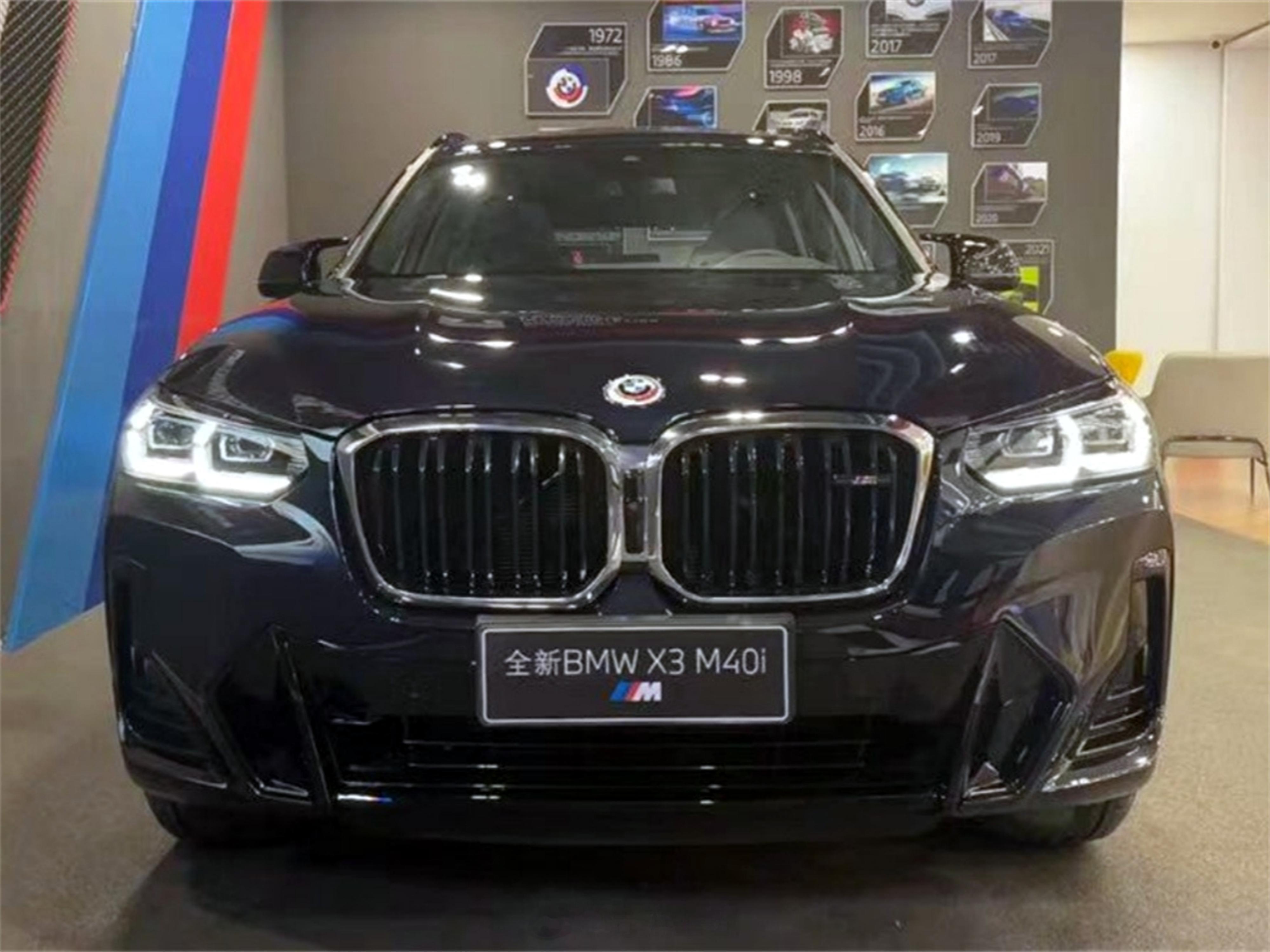 宝马X3 2022款 M40i 碳黑/云锦红车辆指导价63.69万现车优惠27个