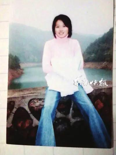 2004年，福建一名女大学生蔡伟娟神秘失踪，她的富豪父亲为找到女儿，不惜关掉生意