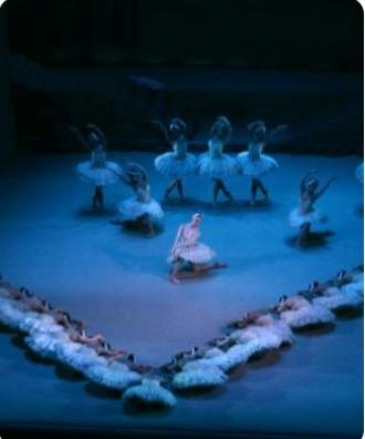 《天鹅湖》
（俄语：Лебединое озеро）是俄罗斯作曲家彼得·伊里奇·