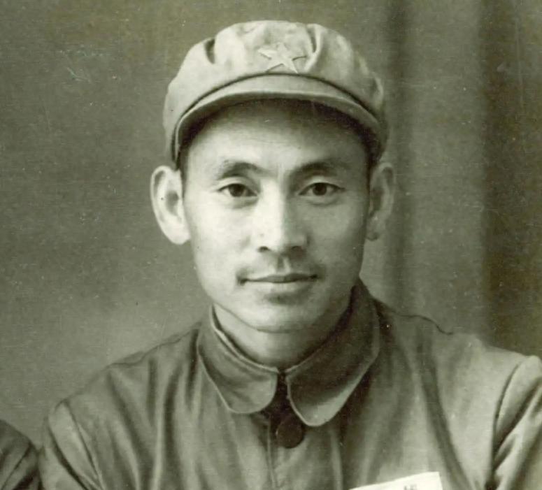 何绍宽，1917年8月出生于四川苍溪，是演员何政军的父亲。1934年，17岁的他