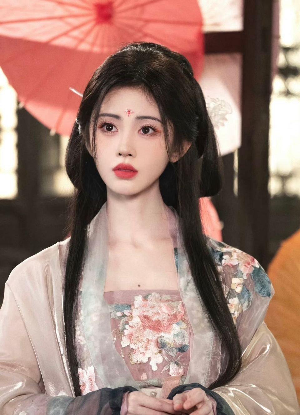 鞠婧祎B站跨晚剪影从惊艳中秋到闪耀跨年，鞠婧祎与破站的缘分再续！那个一眼万年的剪