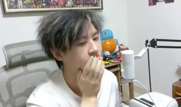 链子哥昨晚展示自己的美甲并聊起了之前和前妻的事情“我和我前妻分手仅仅是因为感情不