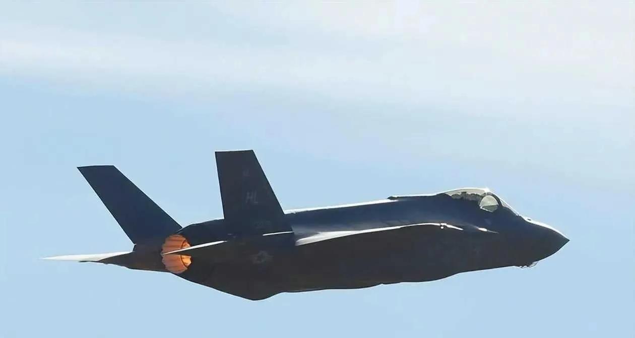 【俄罗斯空军损失惨重，严重怀疑F-35和F-16参战了...】
俄罗斯近期损失战