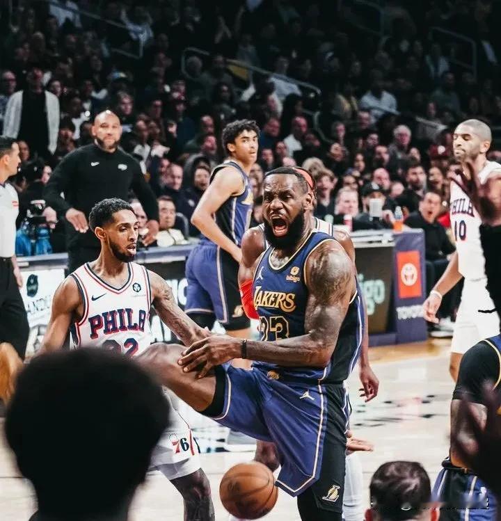 最年长的三双球员：

1.卡尔·马龙：40岁
2.勒布朗·詹姆斯：39岁
3.勒