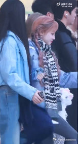 被这三个女宝暖鼠！新疆录制现场互相让 C 位，你推我我推你，每一个动作都充满了友