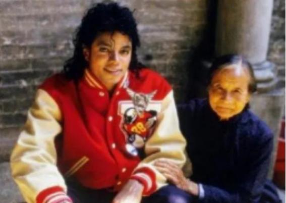 1987年，迈克尔·杰克逊去广东中山农村游玩，他看到一个老奶奶家徒四壁，就去跟她