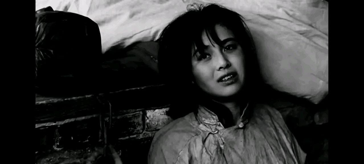 1944年，日军抓了3个“花姑娘”关在草屋里，不久有个老汉一瘸一拐地走来，日军冲