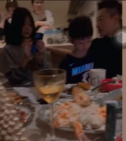 玥儿箖箖正面照曝光！
友人拍的视频画面虽然有些模糊，但轮廓依稀可见。小玥儿一眼看