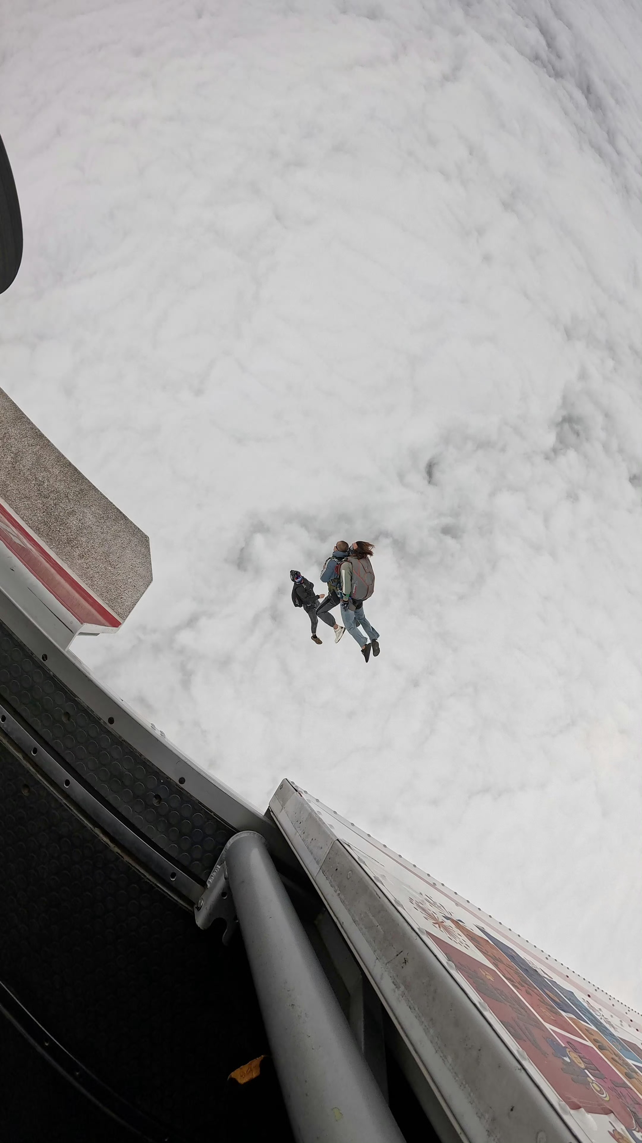 很硬 的兄弟们早早早、biu支棱起来