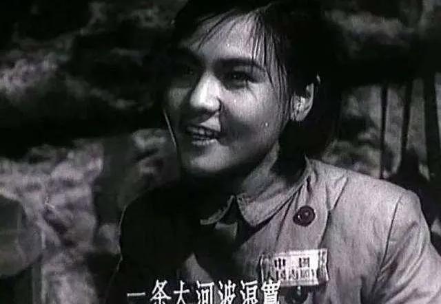 1956年，乔羽为《上甘岭》主题曲写歌词，半个月没写出一个字。出去散心，看见几个