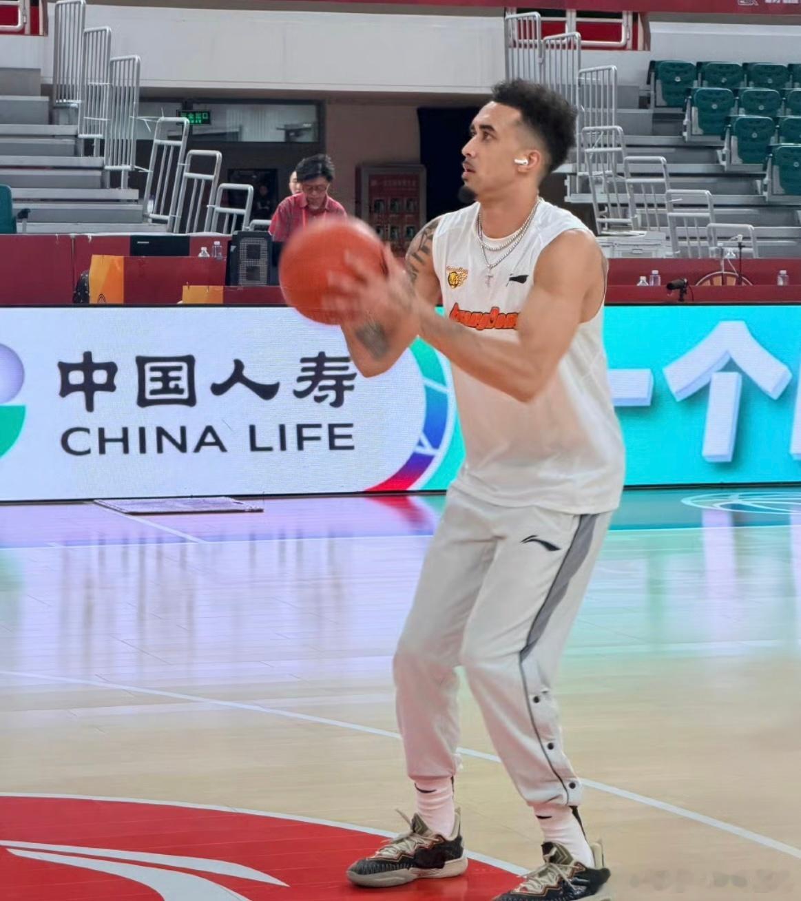 广东宏远男篮今晚对阵山西男篮赛前12人大名单出炉：萨林杰和焦泊乔继续出战，萨姆纳