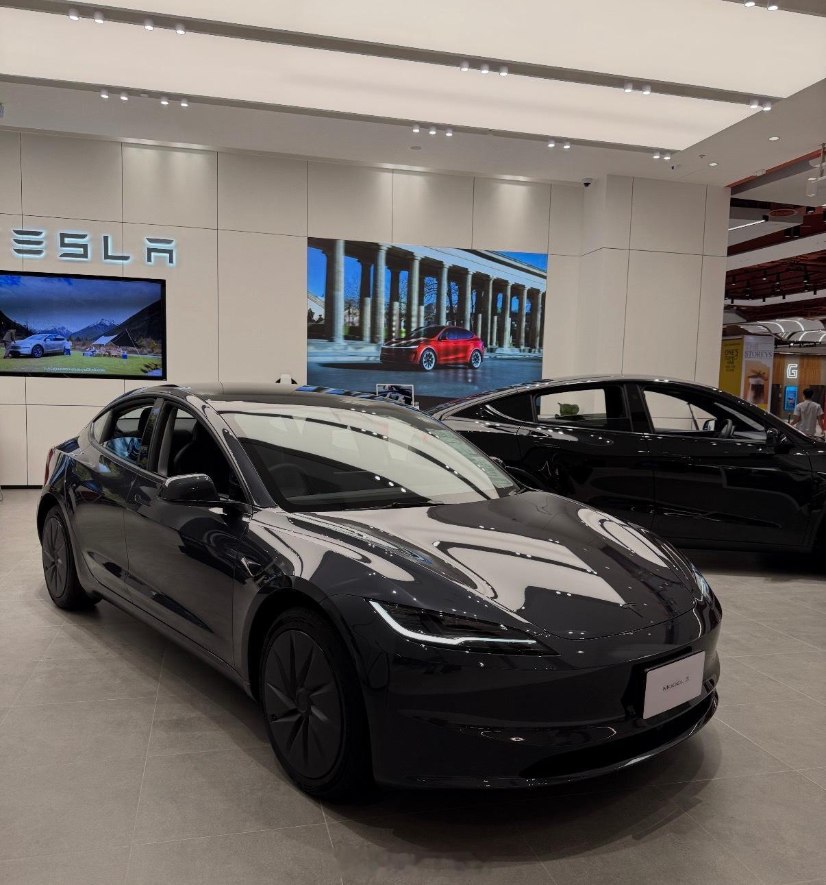 特斯拉推出平价版Model3外观没变，砍了座椅材质、扬声器数量和前排通风、后排加