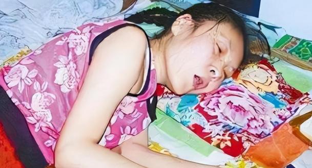 河北15岁女孩只因被哥哥打了两巴掌，就突然卧床瘫痪20年，吃喝拉撒几乎全是由嫂嫂