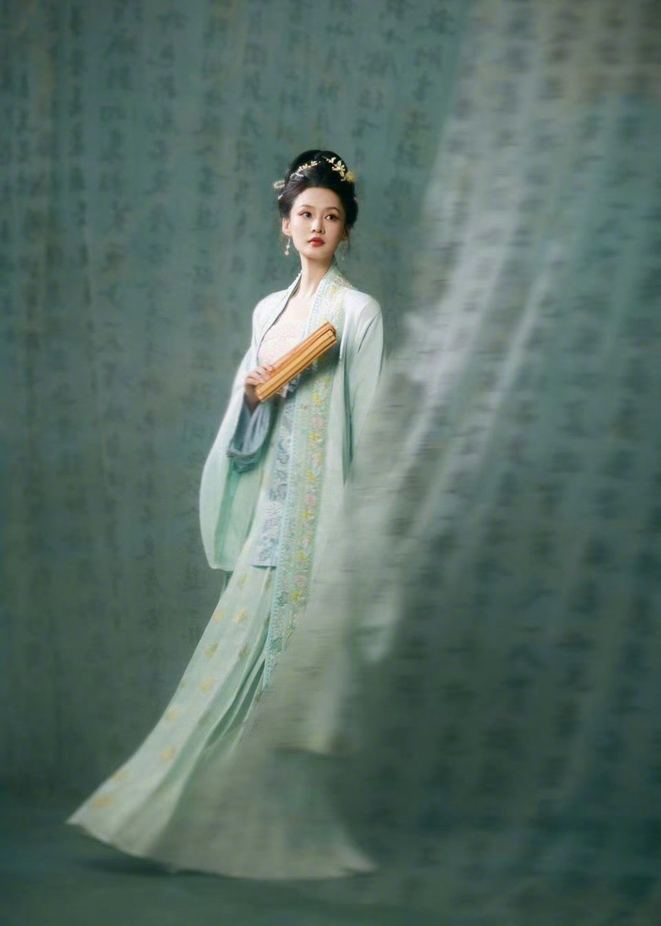 谁能懂李沁真的很符合中式审美 李沁真的很符合中式审美淡颜清骨，温婉雅致，李沁完美